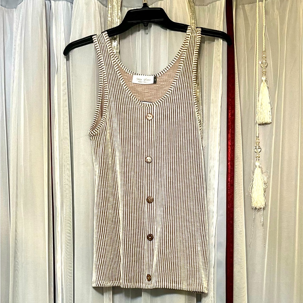 Star Vixen Gray Fitted Buttoned Tank Top